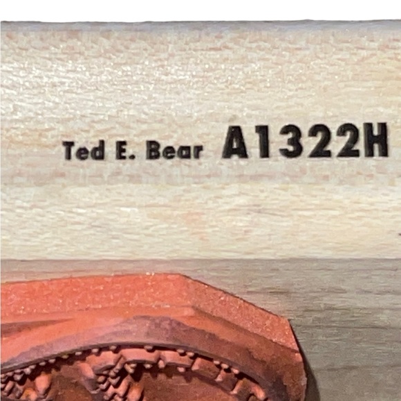 VALENTINE'S DAY TEDDY BEAR HOLDING HEART BUTTON PATCH Rubber Stampede Wood Stamp - Picture 3 of 7